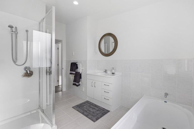 Photo of property in 27/3 Hulme Place, Henderson, Auckland, 0612