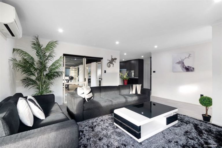 Photo of property in 22 John Lister Close, Golflands, Auckland, 2013