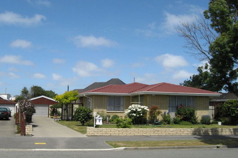 Photo of property in 6 Karnak Crescent, Russley, Christchurch, 8042