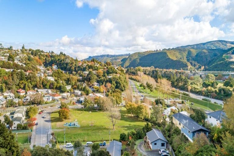 Photo of property in 28 Castle Crescent, Stokes Valley, Lower Hutt, 5019