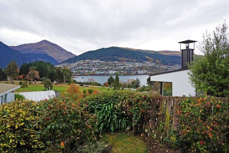 Photo of property in 77 Cedar Drive, Kelvin Heights, Queenstown, 9300