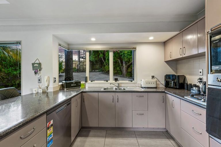 Photo of property in 34 Vermeer Place, West Harbour, Auckland, 0618
