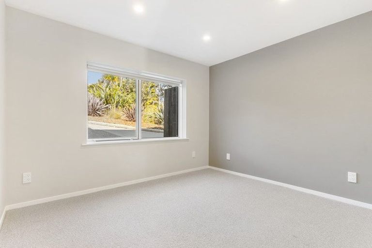 Photo of property in 18 Grassmere Road, Henderson Valley, Auckland, 0612
