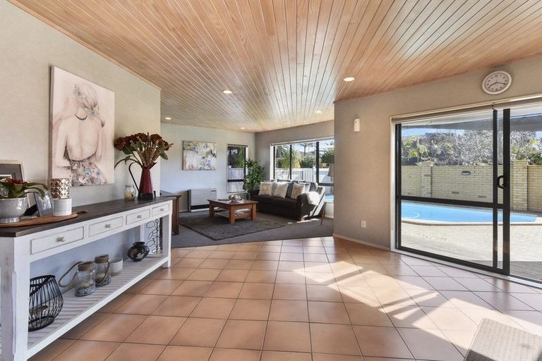 Photo of property in 25 Reynard Terrace, Conifer Grove, Takanini, 2112