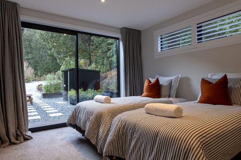 Photo of property in 18 Lookout Drive, Mount Creighton, Queenstown, 9371