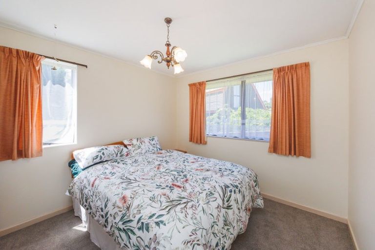 Photo of property in 9 Hillgrove Place, Fitzherbert, Palmerston North, 4410