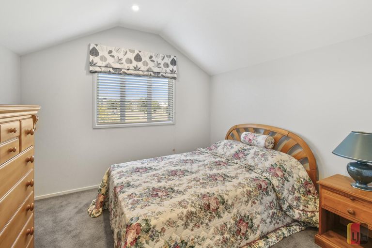 Photo of property in 2 Portofino Point, Karaka, Papakura, 2113