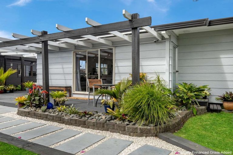 Photo of property in 2/1 Woodside Road, Massey, Auckland, 0614