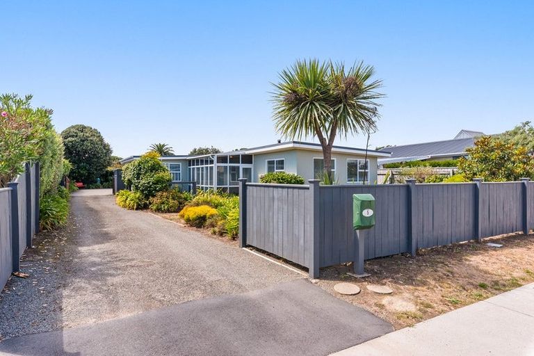 Photo of property in 5 Eruini Street, Waikanae Beach, Waikanae, 5036