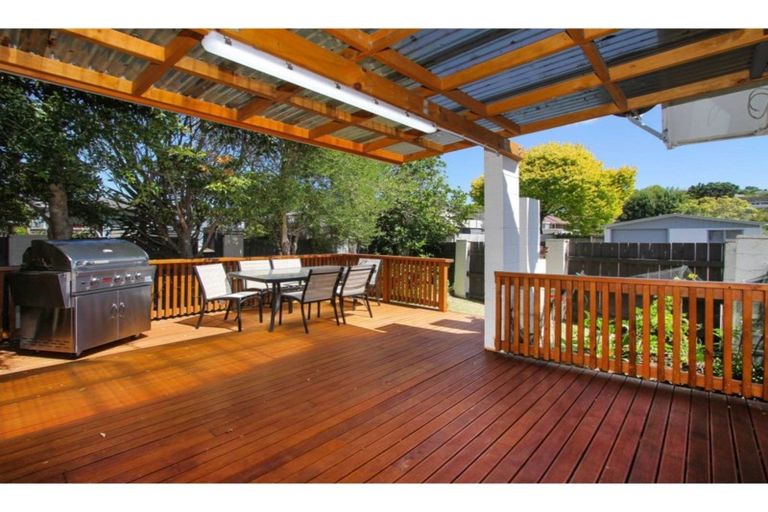 Photo of property in 1/7 Mannering Place, Hillcrest, Auckland, 0627