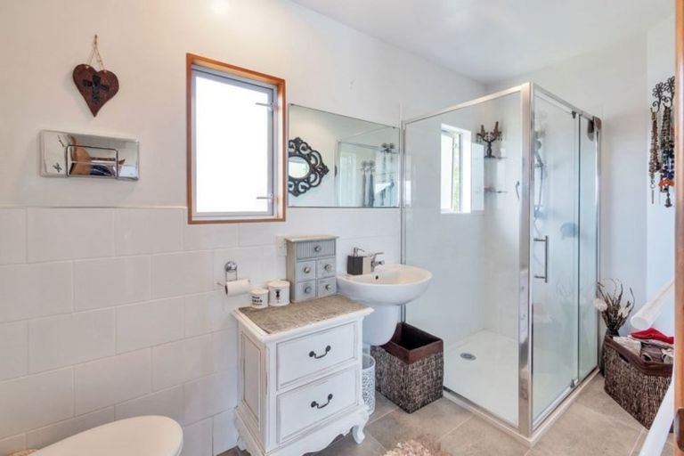 Photo of property in 32 Hyde Road, Rothesay Bay, Auckland, 0630