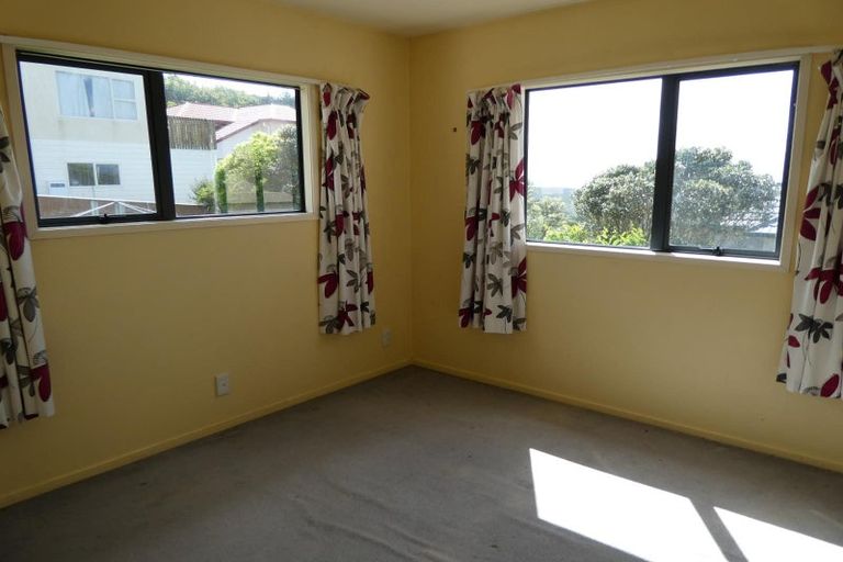 Photo of property in 9 Tamworth Crescent, Newlands, Wellington, 6037