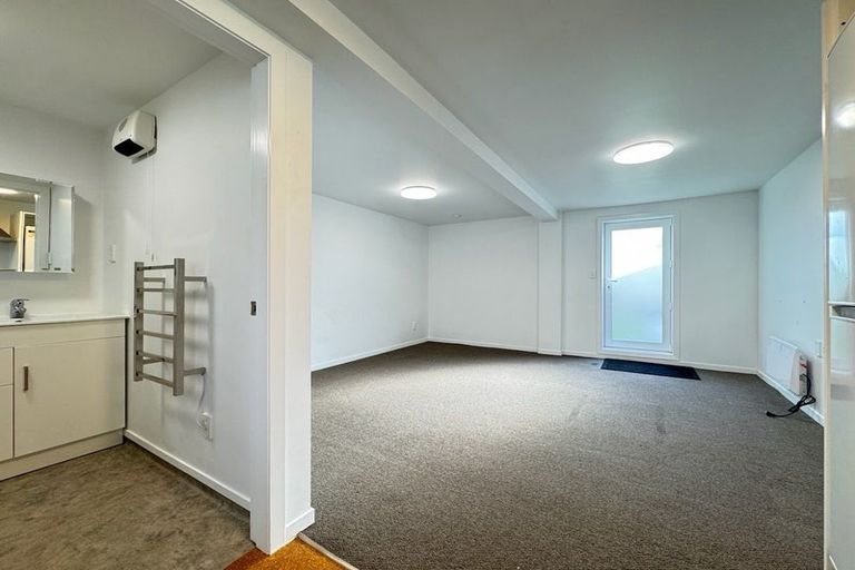 Photo of property in 21 Quigley Street, Newlands, Wellington, 6037