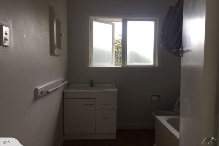 Photo of property in 71 Bretts Road, St Albans, Christchurch, 8052