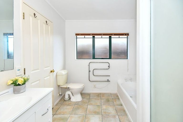 Photo of property in 3a Belleek Close, Weymouth, Auckland, 2103