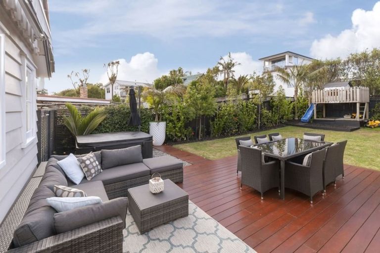 Photo of property in 28 Hanlon Crescent, Narrow Neck, Auckland, 0624