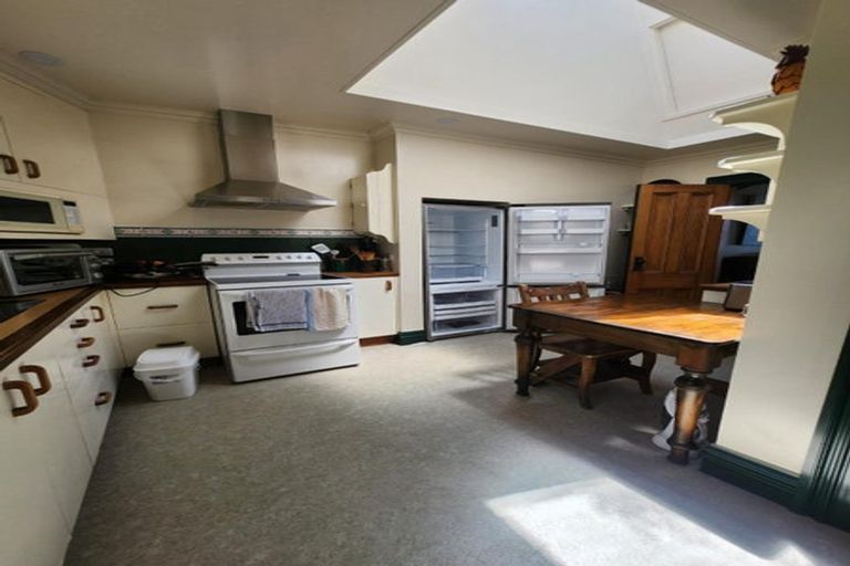 Photo of property in 28 Apuka Street, Brooklyn, Wellington, 6021