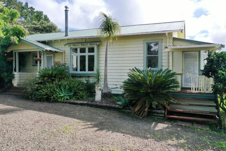 Photo of property in 2442 South Head Road, South Head, Helensville, 0874