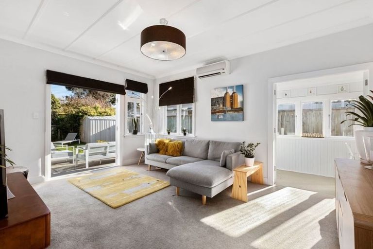 Photo of property in 39 Pukatea Street, Eastbourne, Lower Hutt, 5013