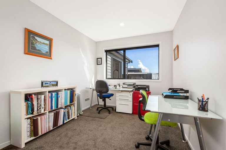 Photo of property in 6 Hollyford Place, Aotea, Porirua, 5024
