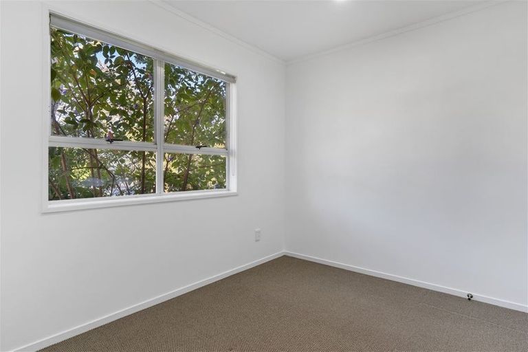 Photo of property in 42 Tamahere Drive, Glenfield, Auckland, 0629