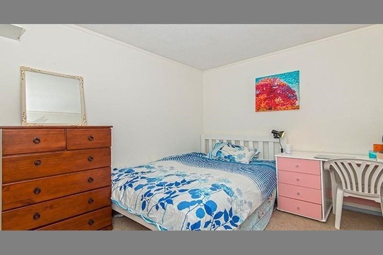 Photo of property in 2/16 De Quincey Terrace, Highland Park, Auckland, 2010