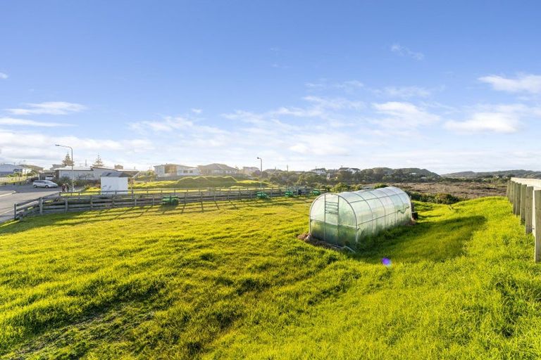 Photo of property in 15 Seagrass Place, Otaki Beach, Otaki, 5512