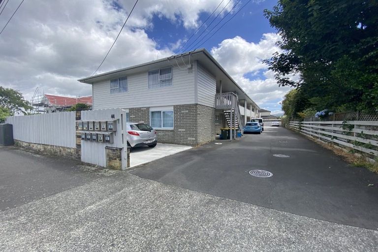 Photo of property in 44e Whites Line West, Woburn, Lower Hutt, 5010