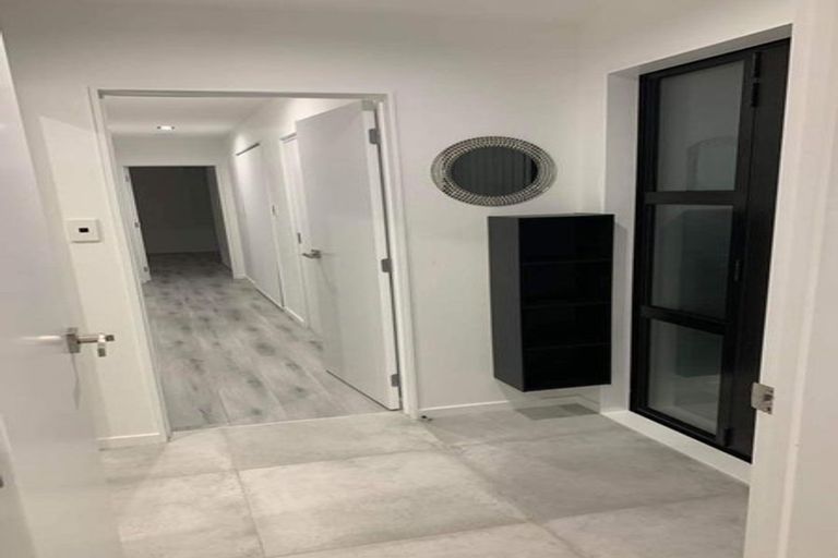 Photo of property in 8 Caribbean Drive, Unsworth Heights, Auckland, 0632