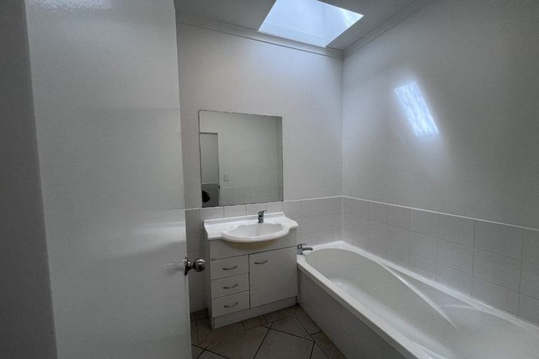 Photo of property in 4 Barnea Circle, Glen Eden, Auckland, 0602