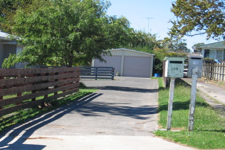 Photo of property in 19 Martin Place, Kelston, Auckland, 0602