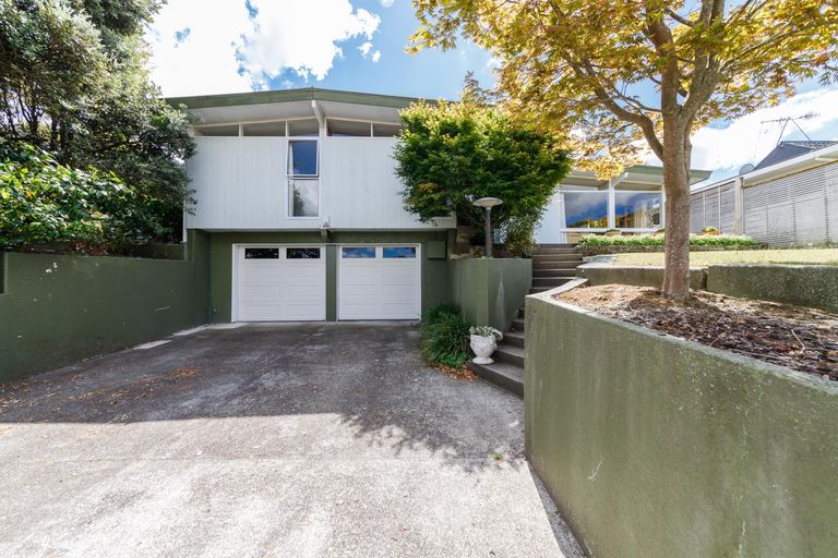 Photo of property in 16 Wikiriwhi Crescent, Awapuni, Palmerston North, 4412
