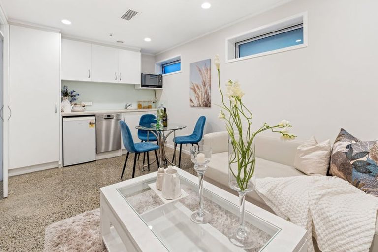 Photo of property in 2/24 Selwyn Road, Cockle Bay, Auckland, 2014