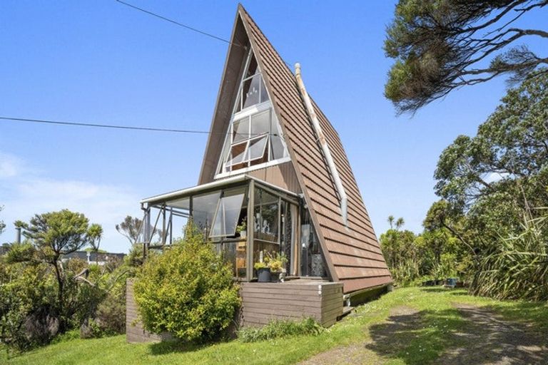 Photo of property in 4 Log Race Road, Piha, New Lynn, 0772