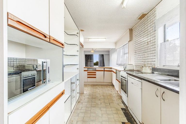 Photo of property in 19 Lydford Place, Glendene, Auckland, 0602