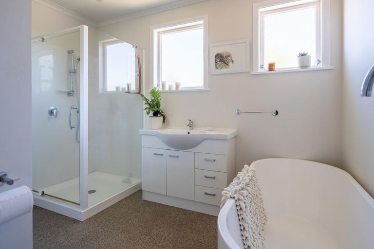 Photo of property in 18 Walton Road, Paraparaumu Beach, Paraparaumu, 5032