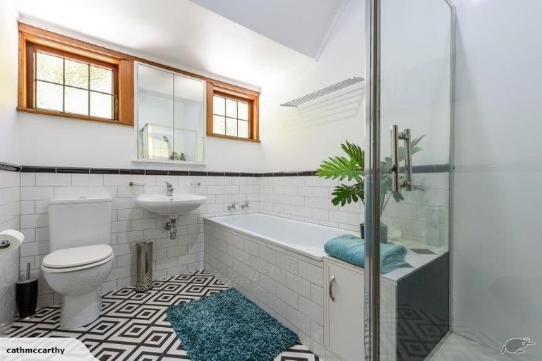 Photo of property in 17 Saint Michaels Crescent, Kelburn, Wellington, 6012