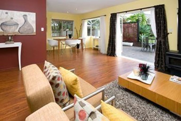 Photo of property in 1 Jay Court, Botany Downs, Auckland, 2010