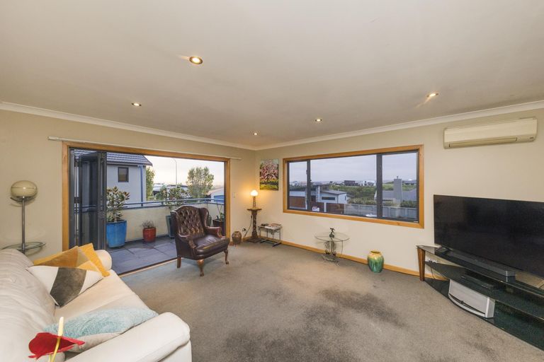 Photo of property in 56 Ruapehu Drive, Fitzherbert, Palmerston North, 4410