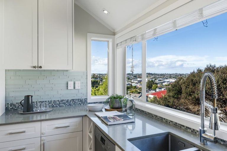 Photo of property in 14 Mcfetridge Place, Hillcrest, Auckland, 0627