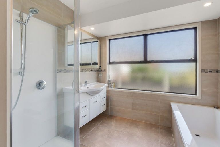 Photo of property in 6 Citation Way, Botany Downs, Auckland, 2010