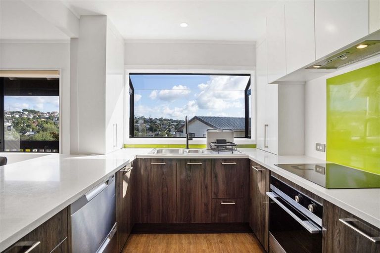 Photo of property in 2/10 Helicon Place, Totara Vale, Auckland, 0629