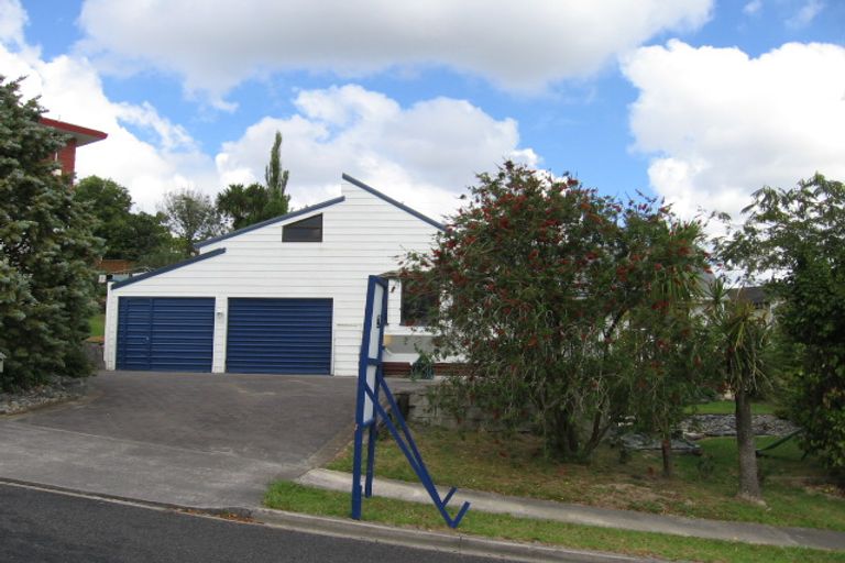 Photo of property in 4 Raphael Place, West Harbour, Auckland, 0618