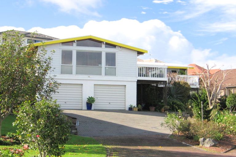 Photo of property in 22 Lobelia Rise, Goodwood Heights, Auckland, 2105