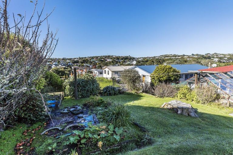 Photo of property in 16 Stewart Drive, Newlands, Wellington, 6037