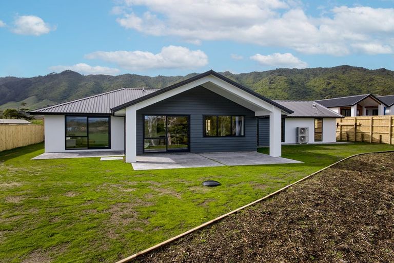 Photo of property in 6 Pihoihoi Close, Waikanae, 5036