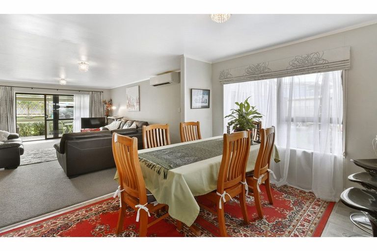 Photo of property in 2/8 Mcinnes Road, Weymouth, Auckland, 2103