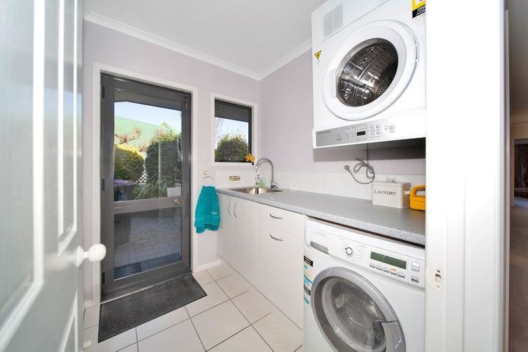 Photo of property in 12 Taylor Place, Merrilands, New Plymouth, 4312