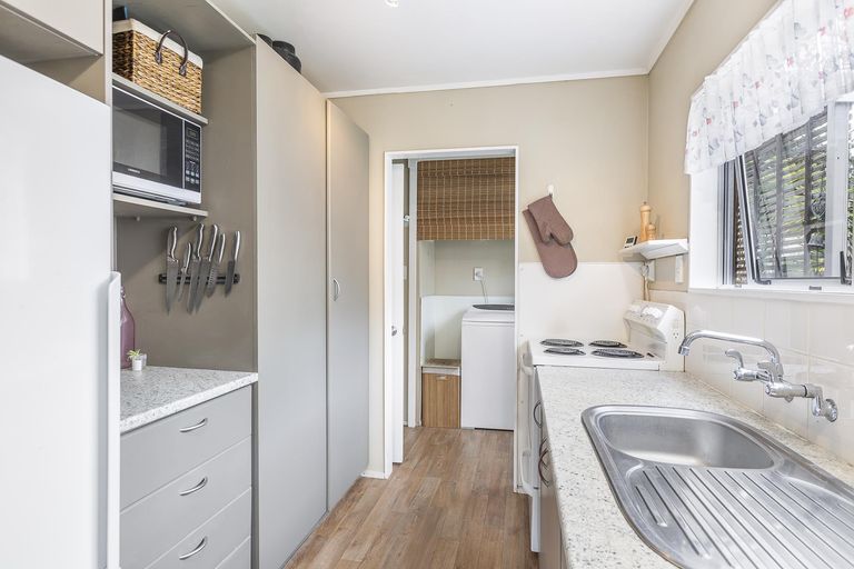 Photo of property in 2/39 Fairmount Road, Titirangi, Auckland, 0604