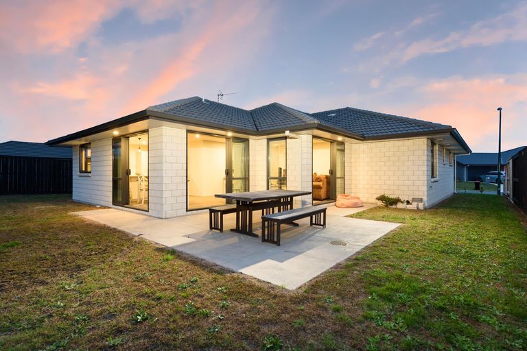 Photo of property in 18 Cupples Street, Papamoa Beach, Papamoa, 3118
